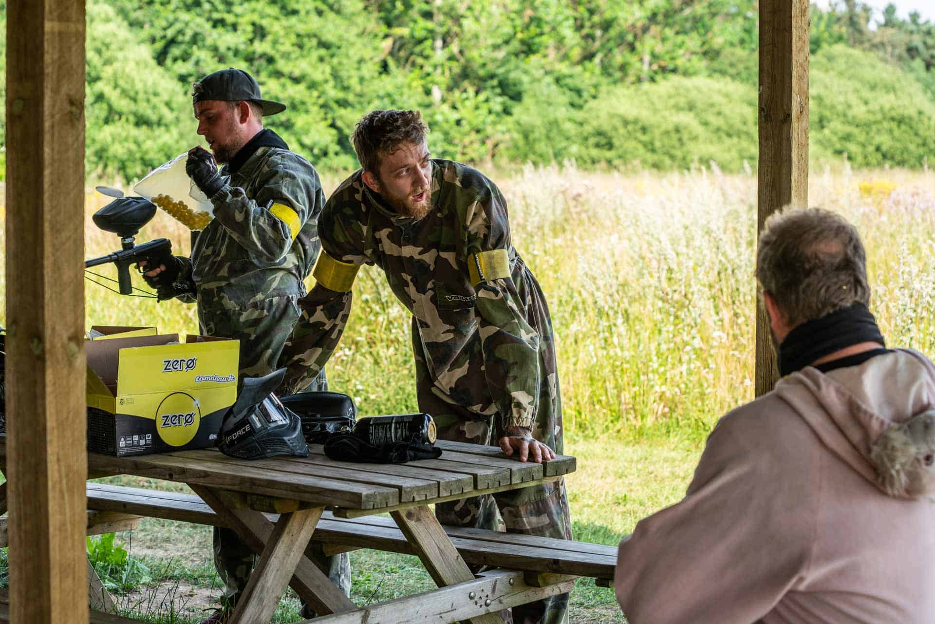 Der bliver fyldt pistoler op